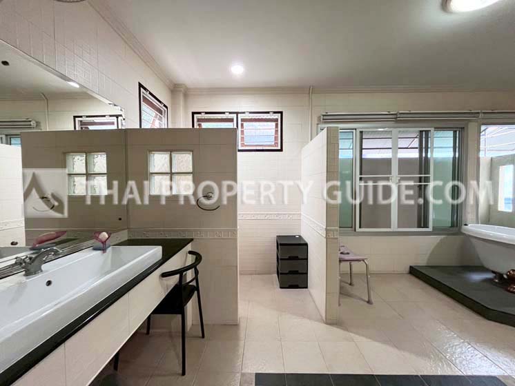 House with Shared Pool in Srinakarin 